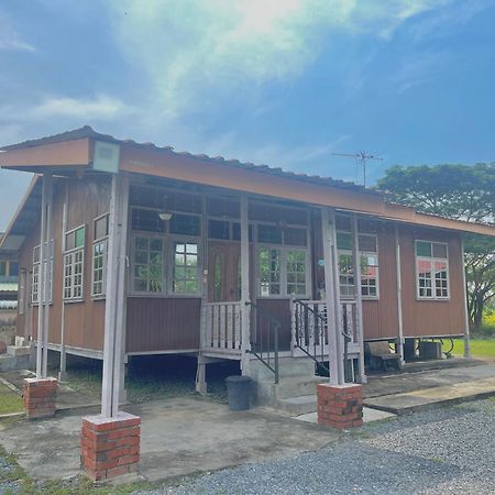 Tamteh Homestay Ayer Hitam Extérieur photo