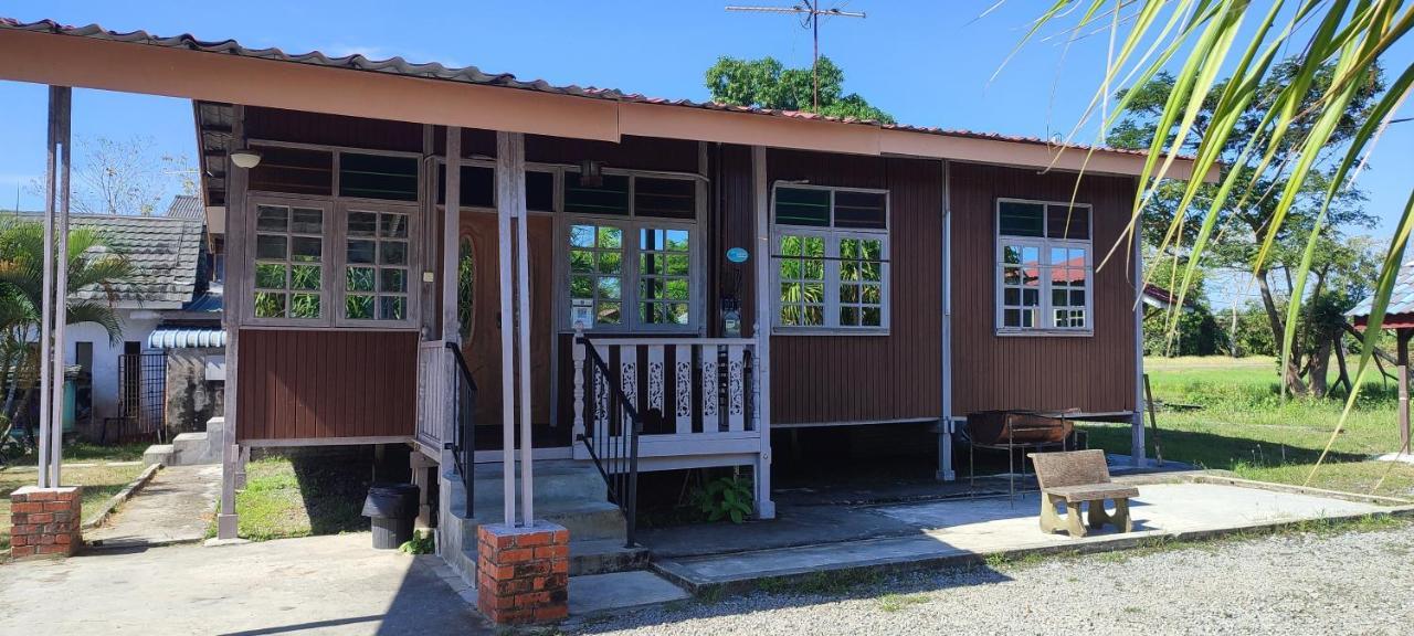Tamteh Homestay Ayer Hitam Extérieur photo