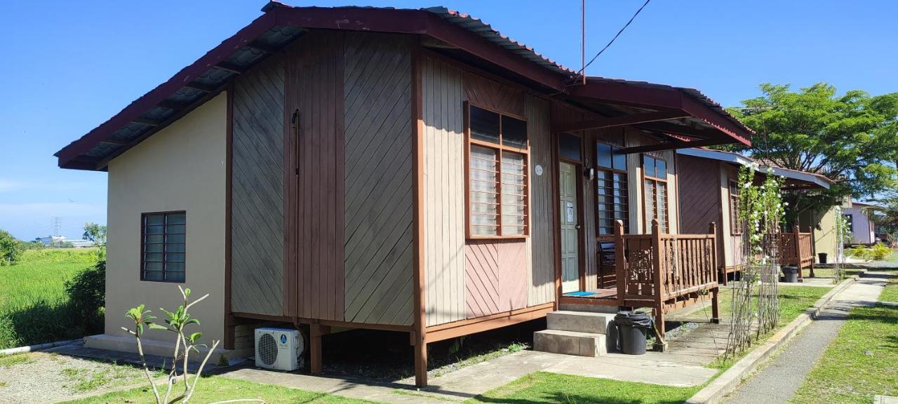 Tamteh Homestay Ayer Hitam Extérieur photo